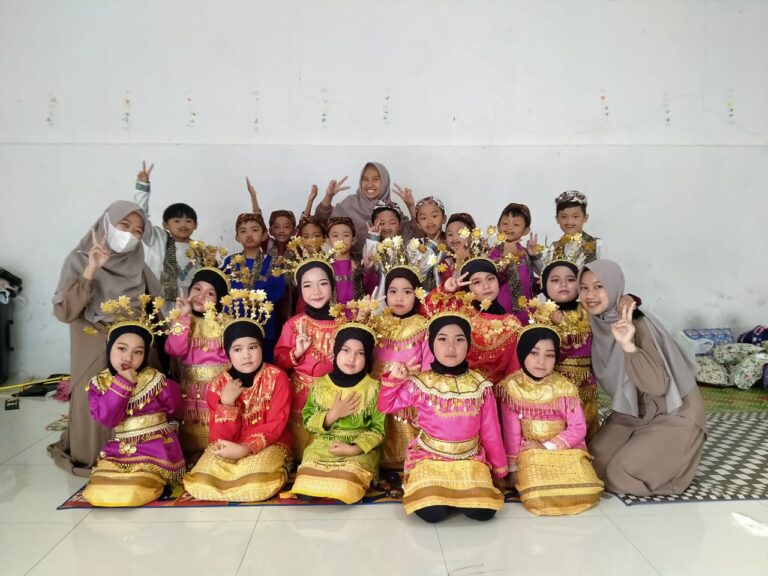 Hasil pendidikan itu sikap bukan bajunya