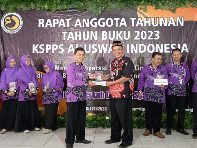 Manajer Koperasi Al Uswah Cabang Sidareja menerima penghargaan dari Ketua Pengurus H. Supriyadi.