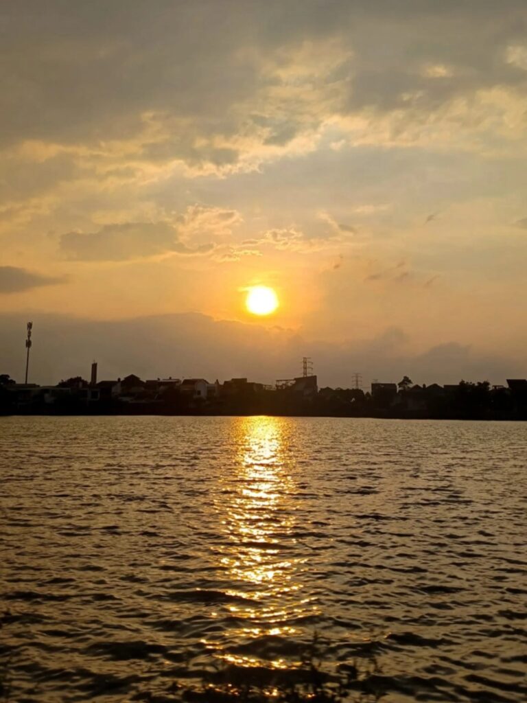 di sisi kota yang lain