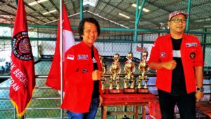 Dolly Sinaga bersama rekan juang DPC kota Medan, terlihat 4 piala yang nantinya akan diserahkan kepada pemenang, (24/6).
