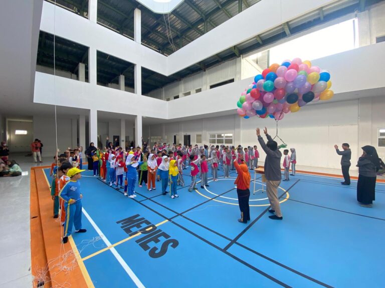melepas balon