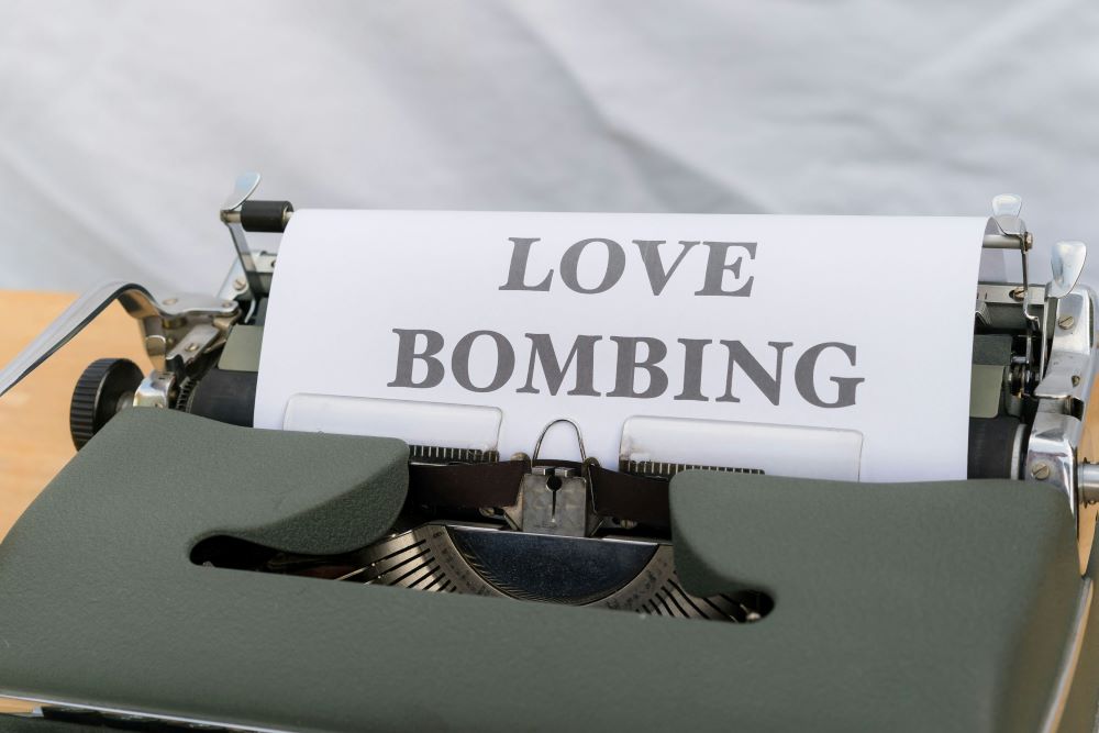 Love bombing (foto: Markus Winker/Unsplash)